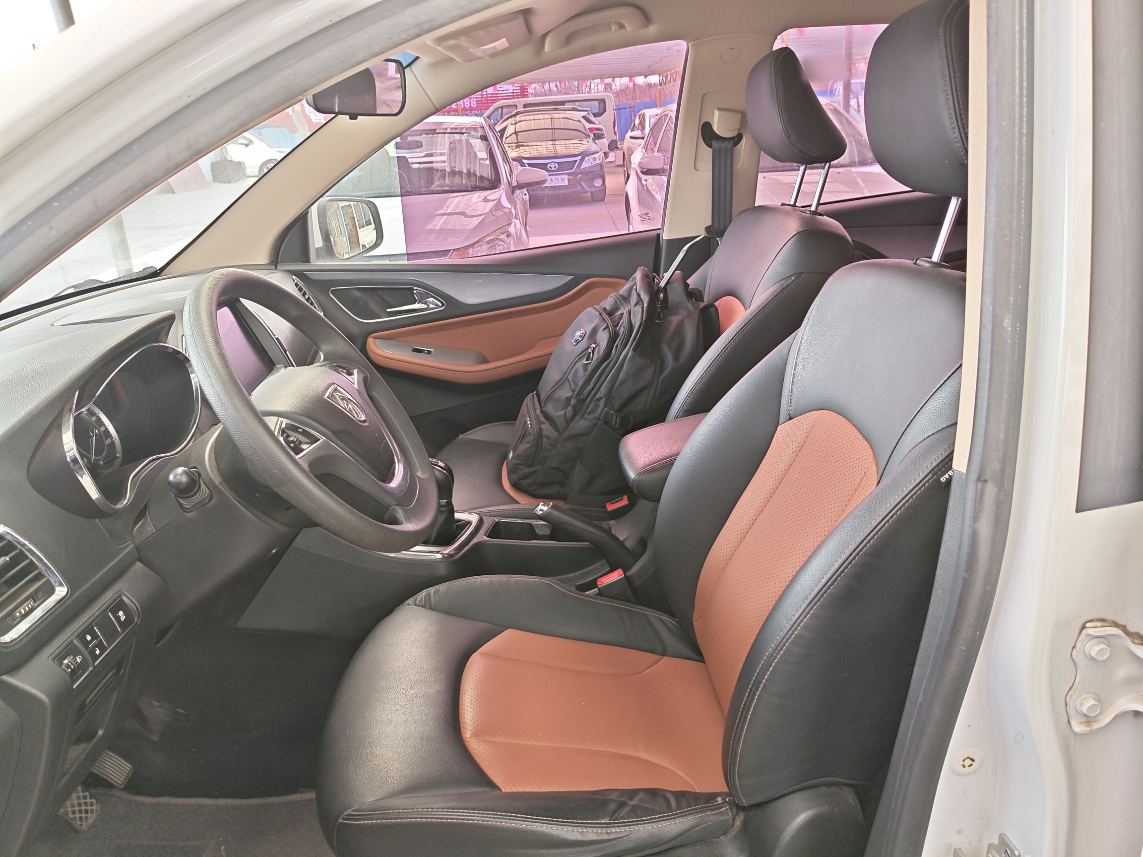 المقاعد الأمامية داخل السيارة