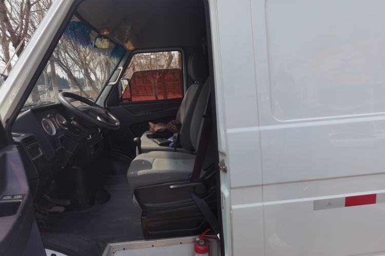 Used Iveco Daily 2021 2.8T V40 VAN厢式 Cargo Van 3-Seater Long Wheelbase Mid-Roof Design Dual Tires Manual Door Left Rear Seat