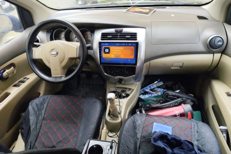 Used Nissan Livina 2010 Jingyue Edition 1.6L Manual All-Around Model Center Console