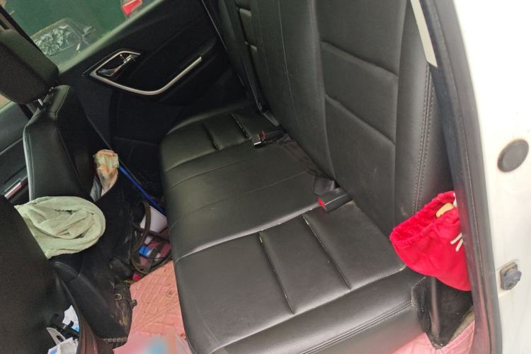 Used JMC Yuhu 5 2018 2.4T Classic Edition Diesel Manual 4x4 Luxury Shield Version with Extended Wheelbase Left Rear Seat