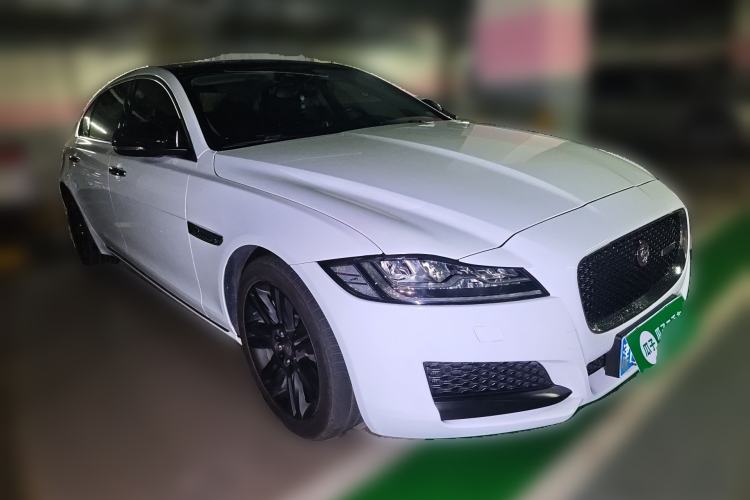 Used Jaguar XFL 2018 XFL 2.0T 250 PS Premium Edition Front Right 45 Deg