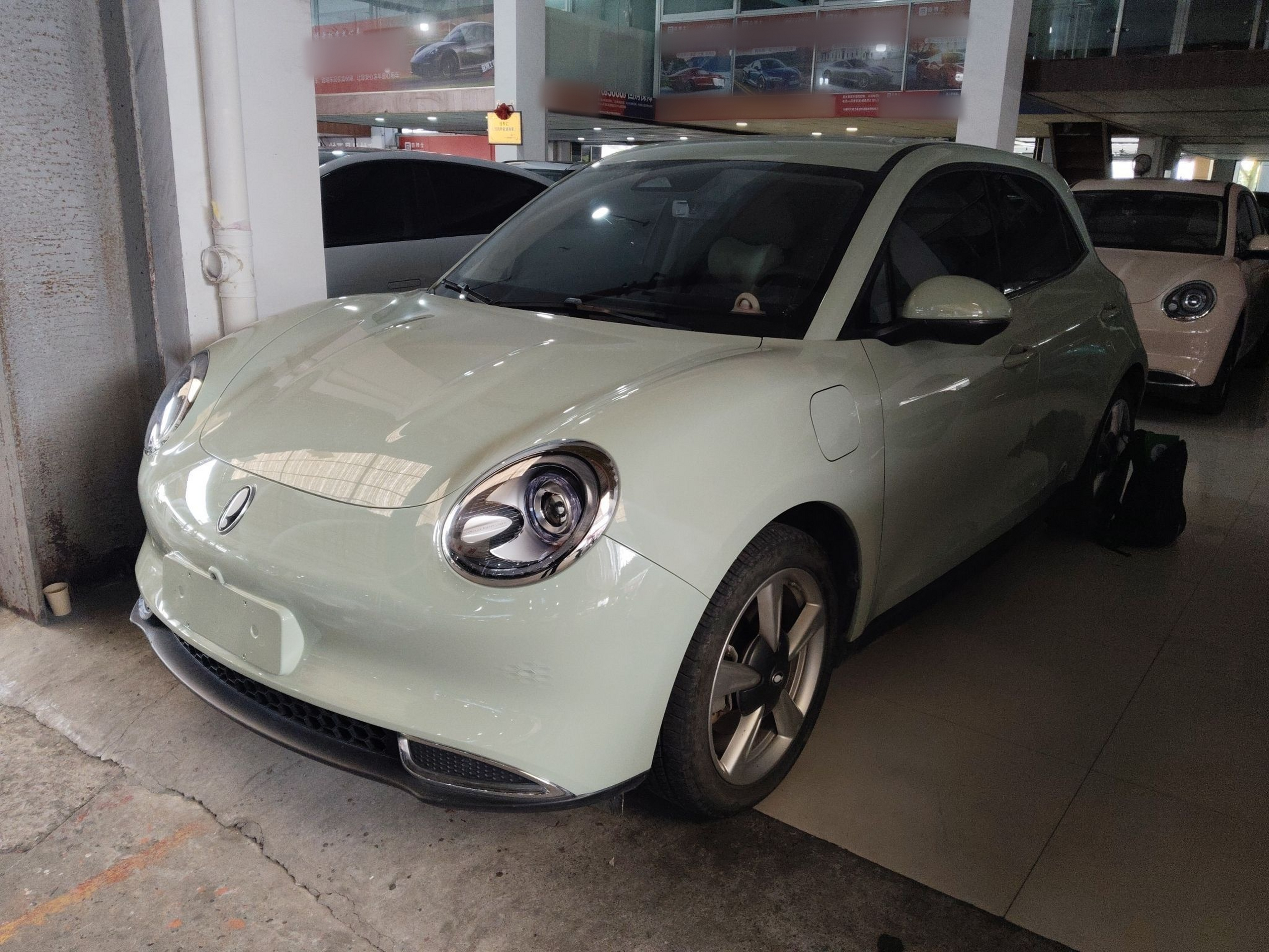 تحت مقدمة السيارة