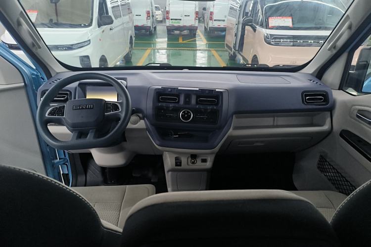 Used SRM New Energy E3L 2024 Luxury 6-Seater Bus Center Console