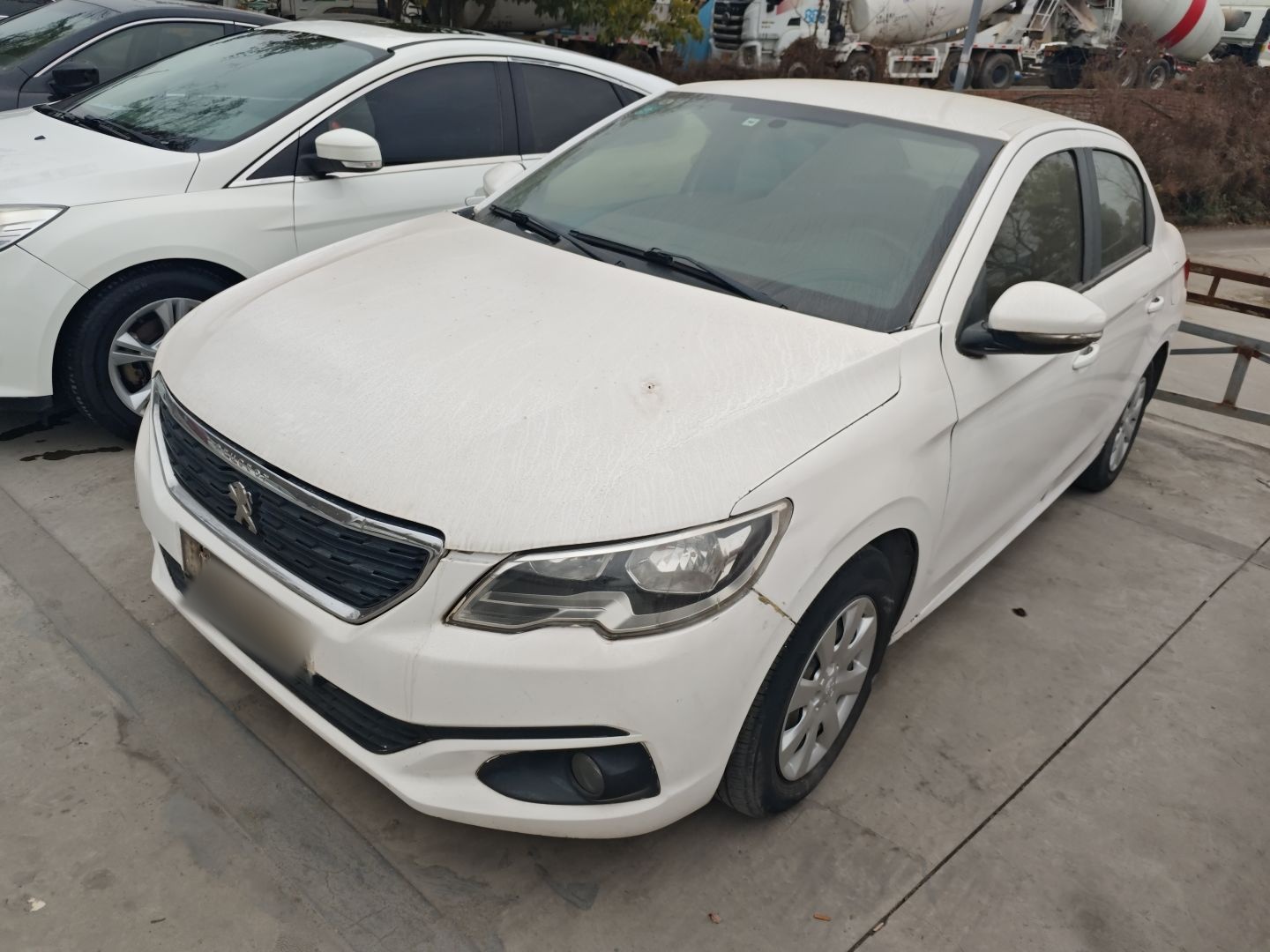 تحت مقدمة السيارة