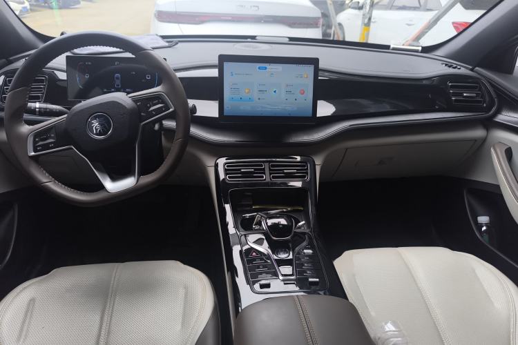 Used BYD Qin PLUS 2023 Champion Edition DM-i 55KM Leading Model Center Console