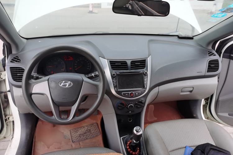 Used Hyundai Verna (older generation) 2014 1.4L Manual Smart GLS Trim Center Console