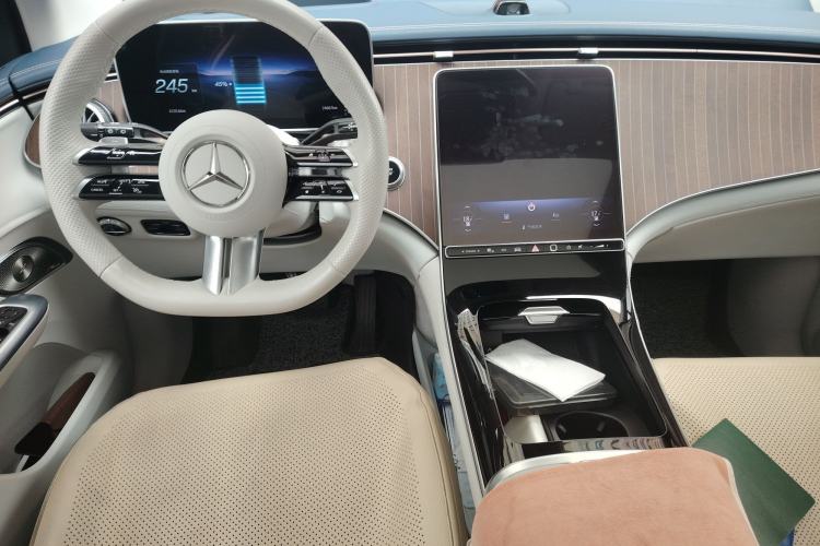 Used Mercedes-Benz EQE SUV 2023 350 4MATIC Luxury Edition Center Console