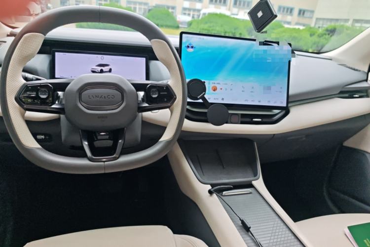 Used Lynk & Co 06 EM-P 2023 EM-P 126 Long-Range Halo Center Console