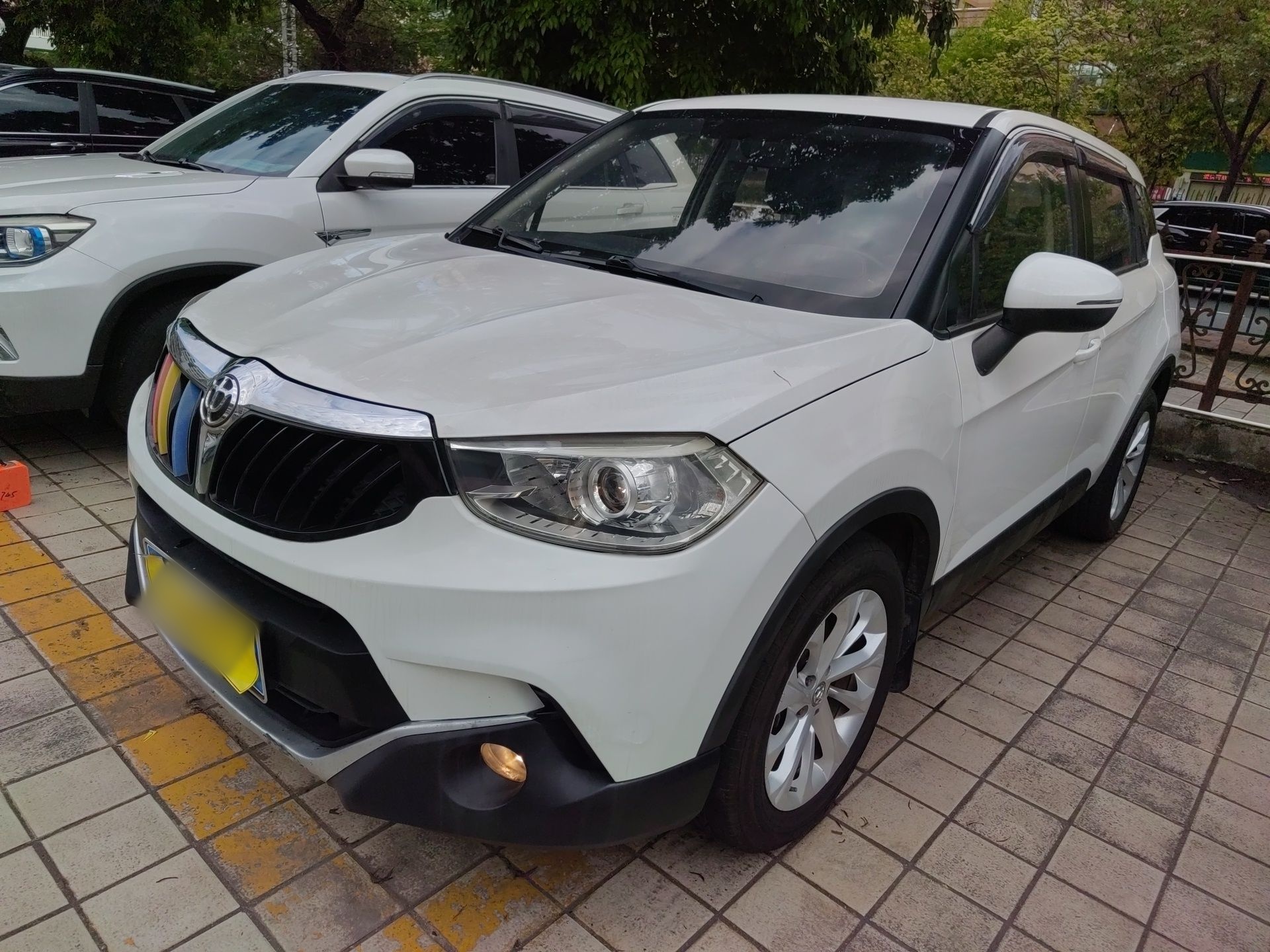 Под передней частью автомобиля