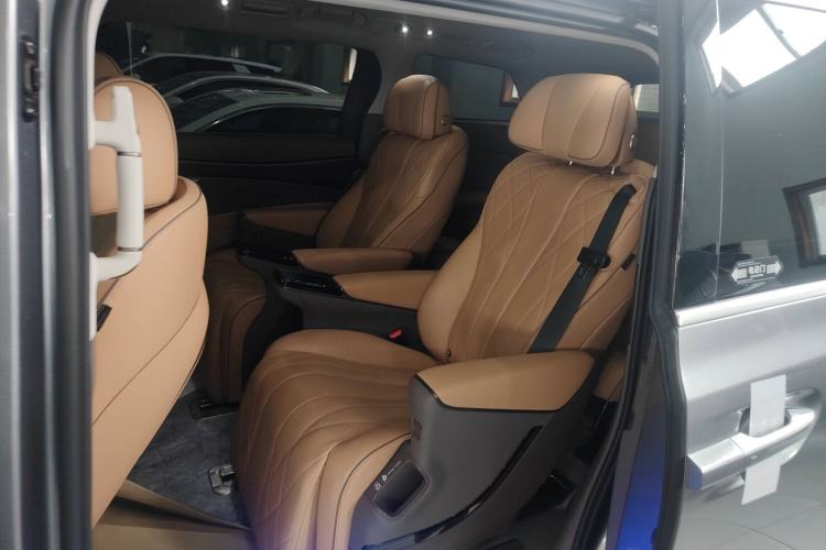 Used Denza D9 2022 DM-i 1040 Prestige Model