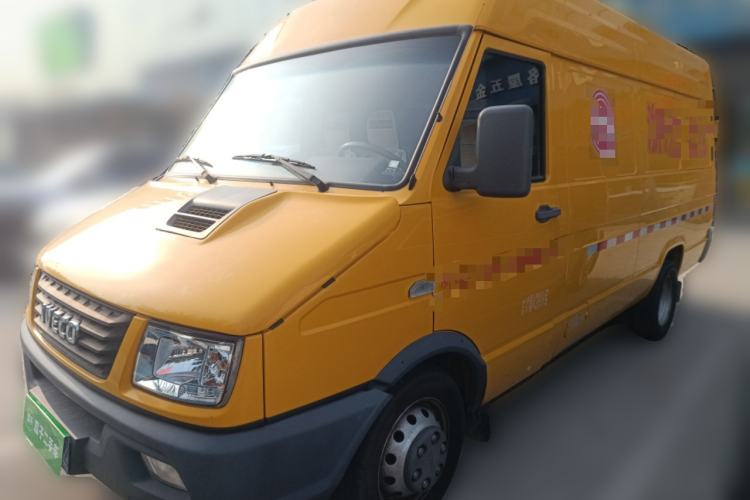 Used Iveco Daily 2021 2.8T V40 VAN厢式 Cargo Van 3-Seater Long Wheelbase Mid-Roof Design Dual Tires Manual Door