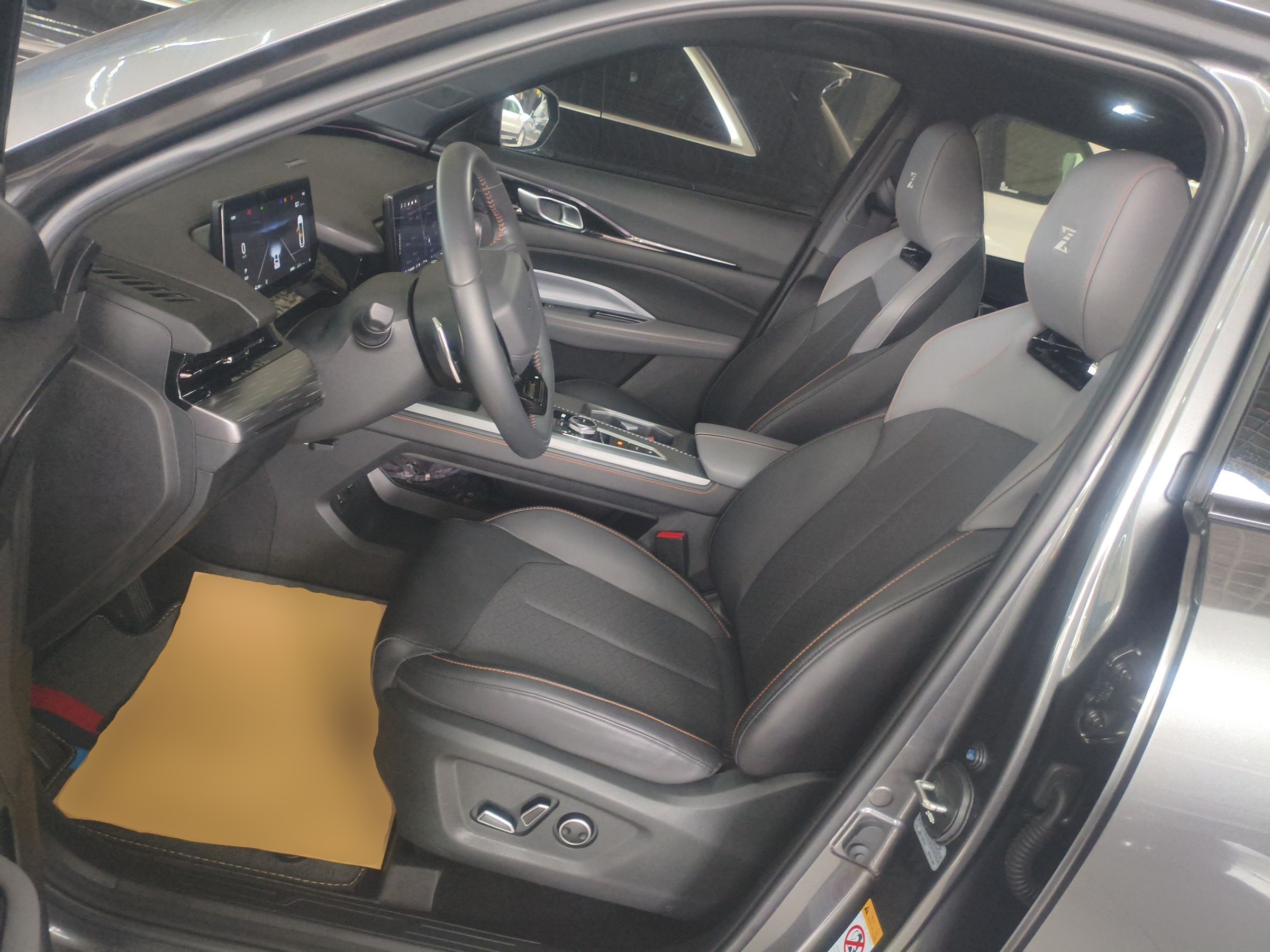 المقاعد الأمامية داخل السيارة