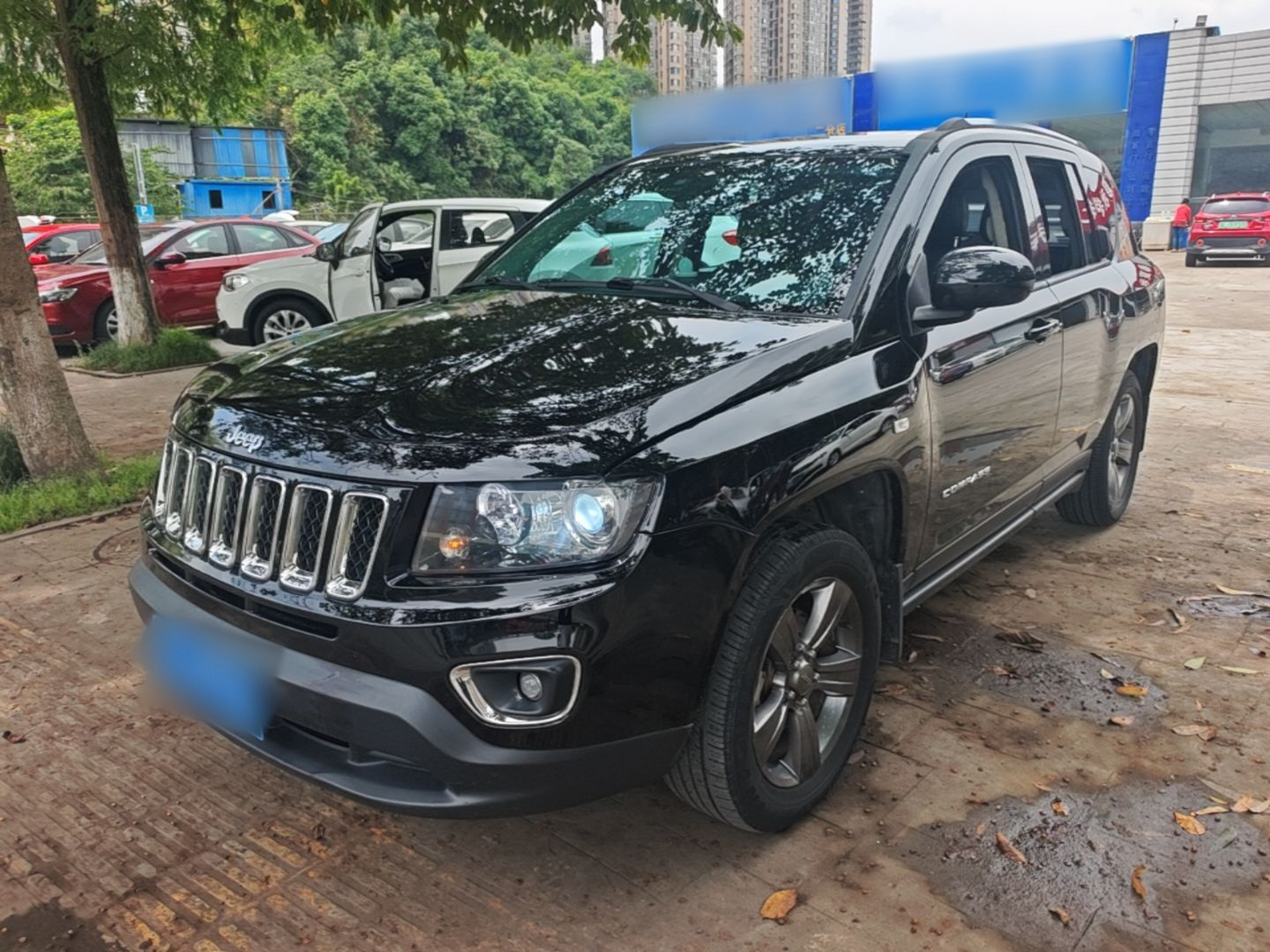 Под передней частью автомобиля