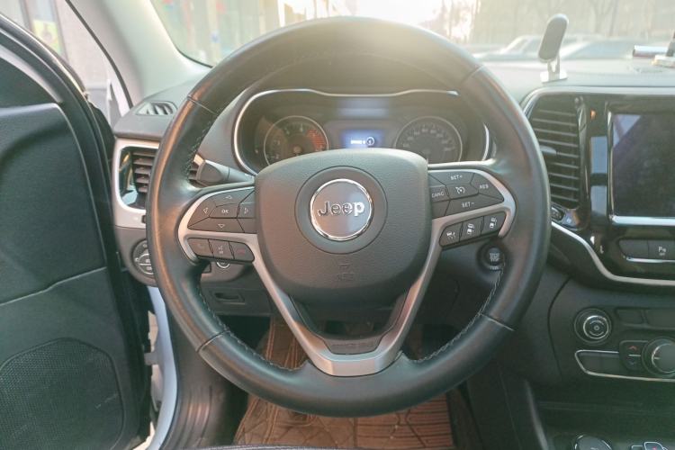 Used Jeep Cherokee 2019 2.0T Four-Wheel Drive Explorer Edition China VI Emission Standard