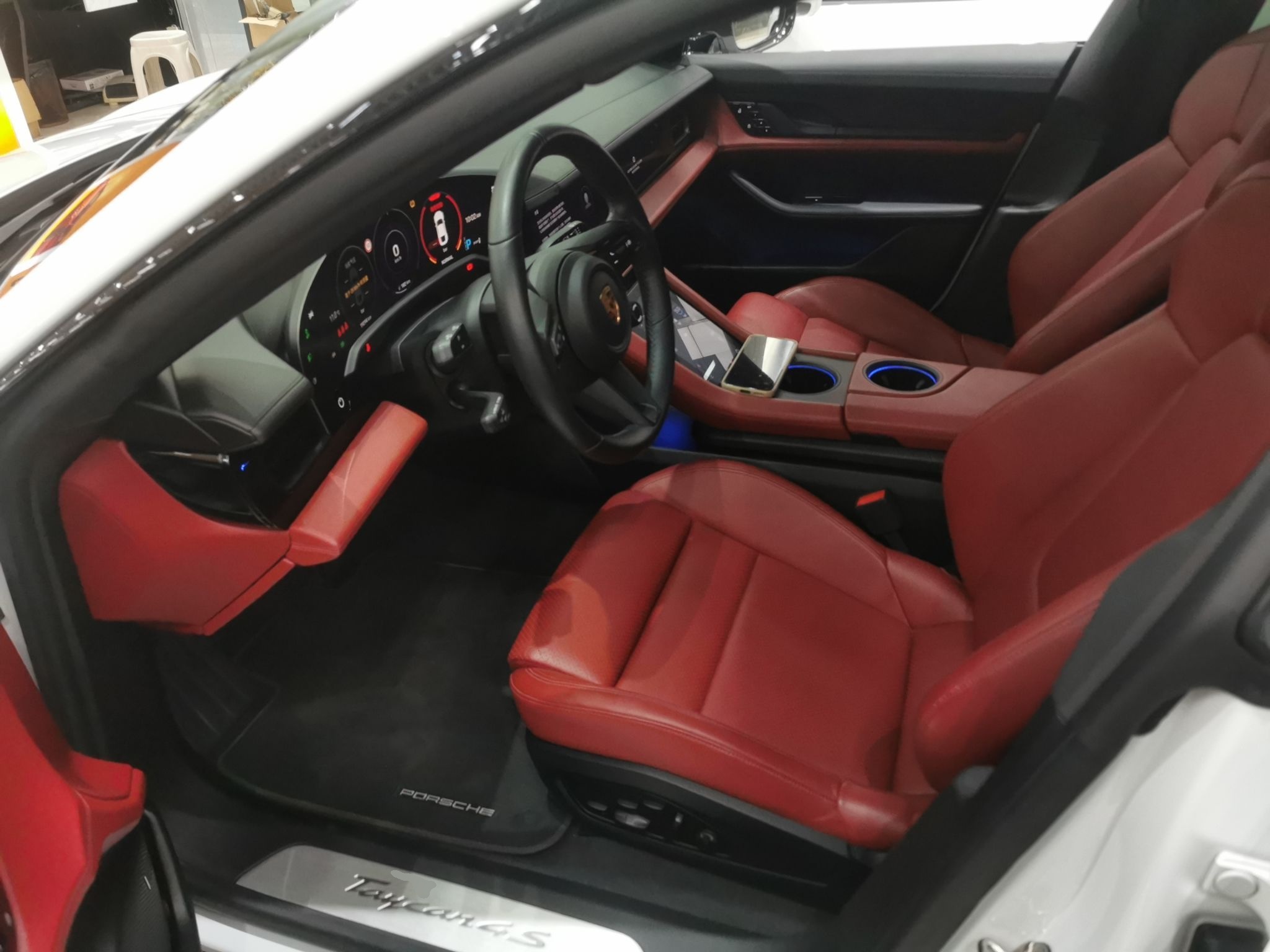 Переднее сиденье в автомобиле