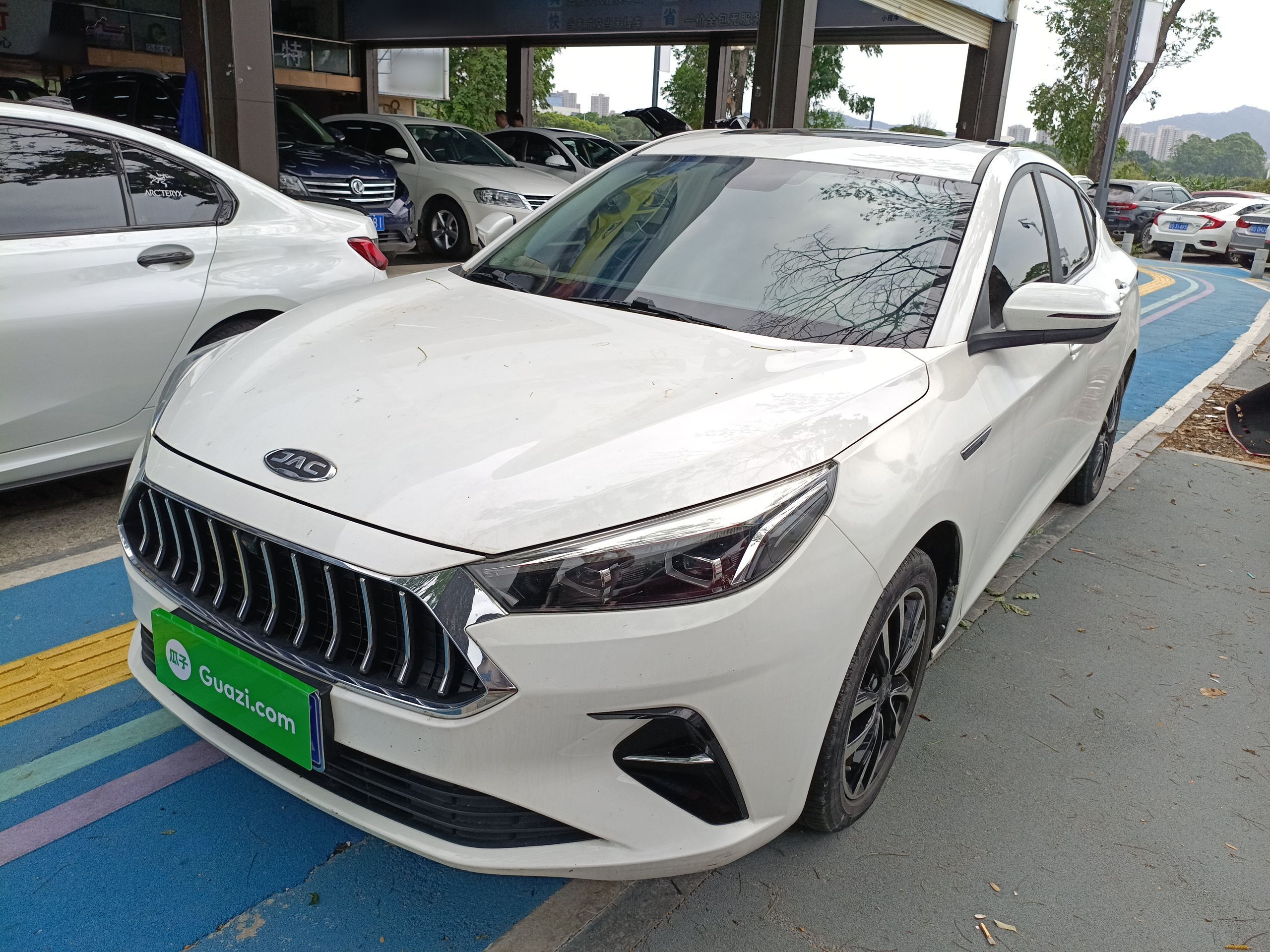 تحت مقدمة السيارة