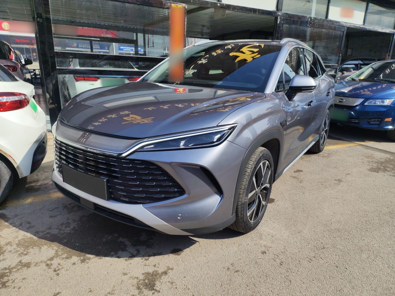 Под передней частью автомобиля