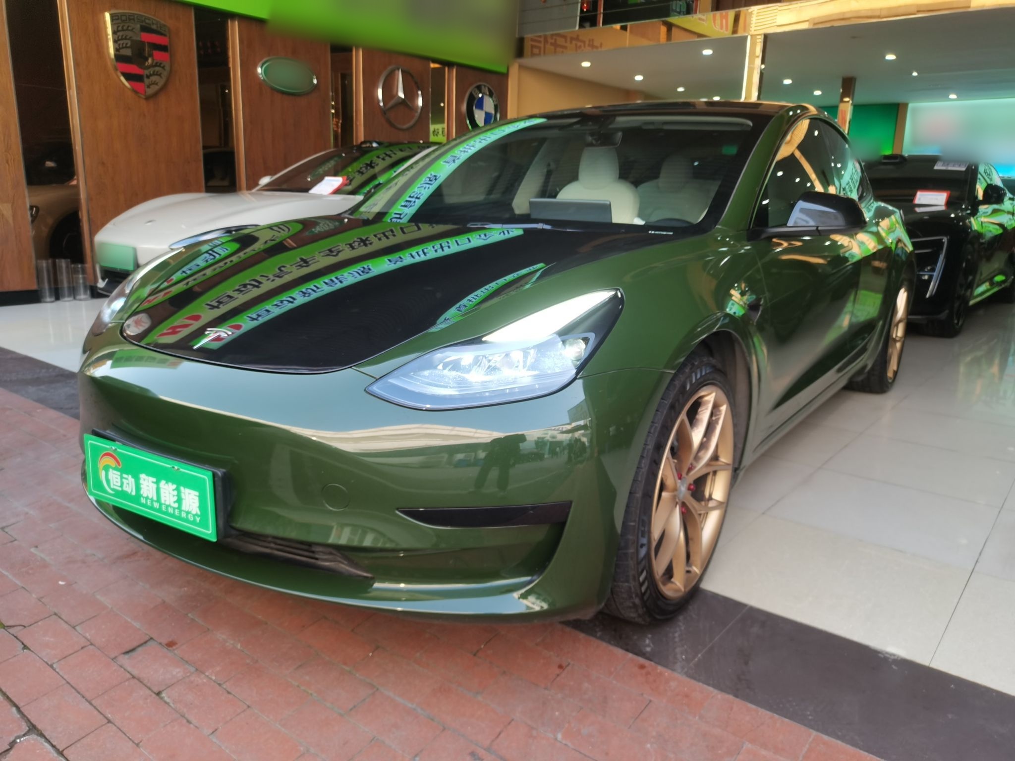 تحت مقدمة السيارة