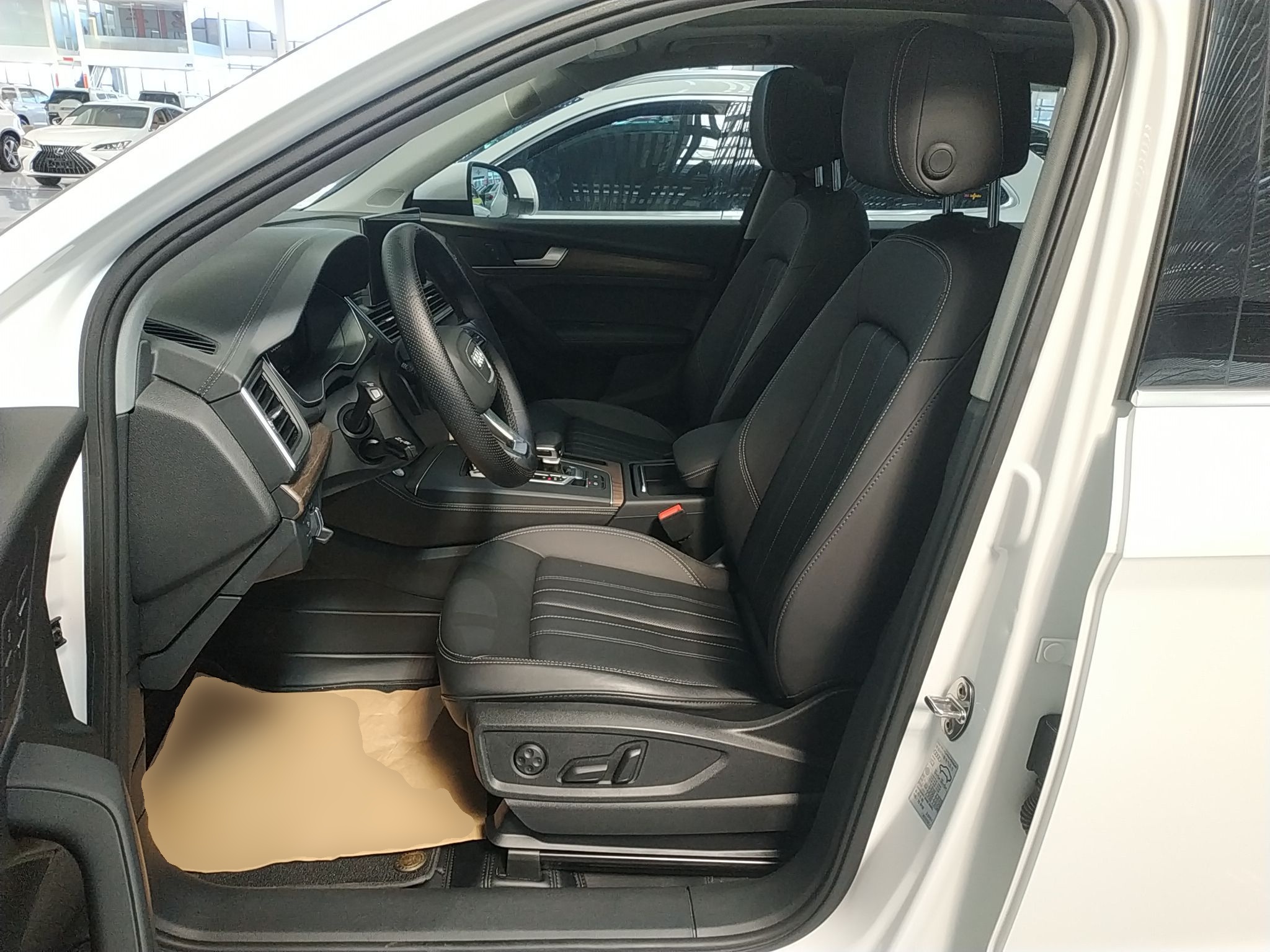 Переднее сиденье в автомобиле