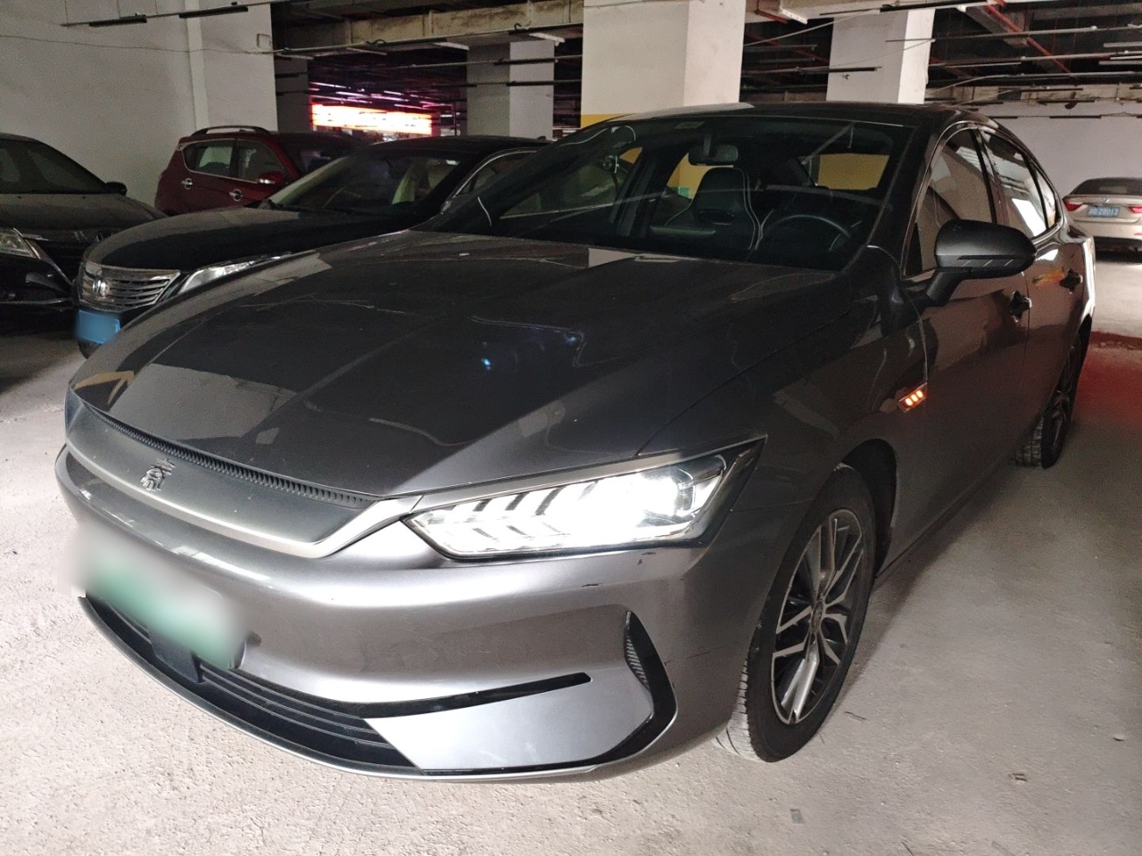 Под передней частью автомобиля