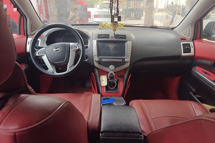 Used BYD S6 2014 2.0L Manual Luxury 5-Seater Center Console