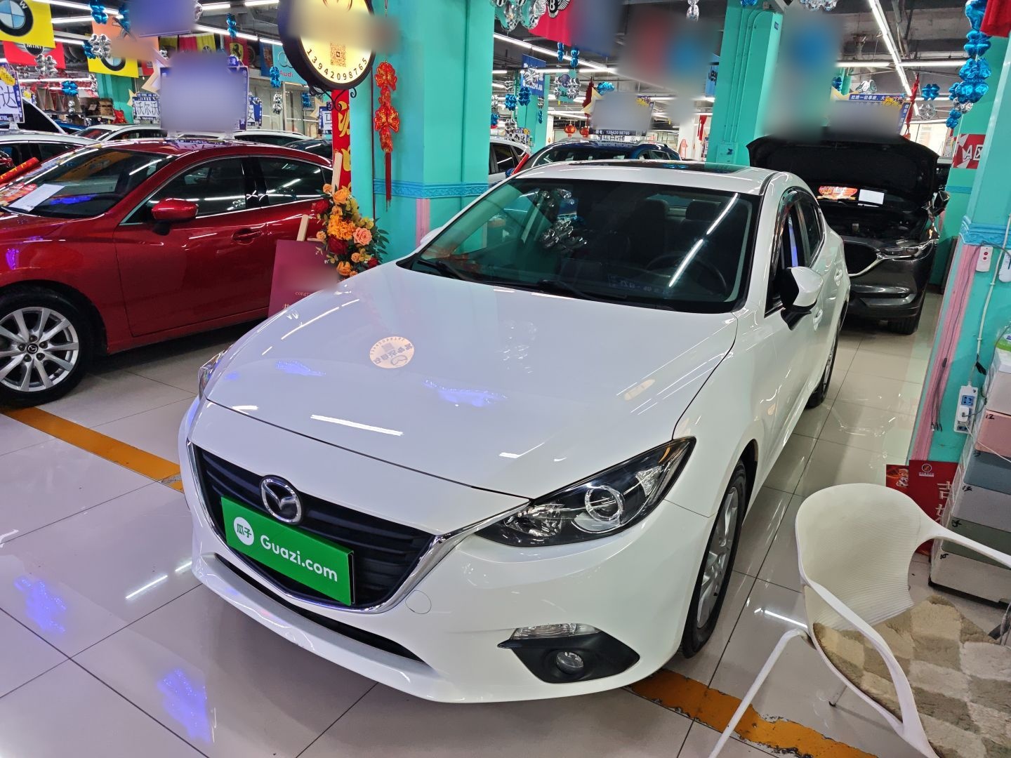 تحت مقدمة السيارة