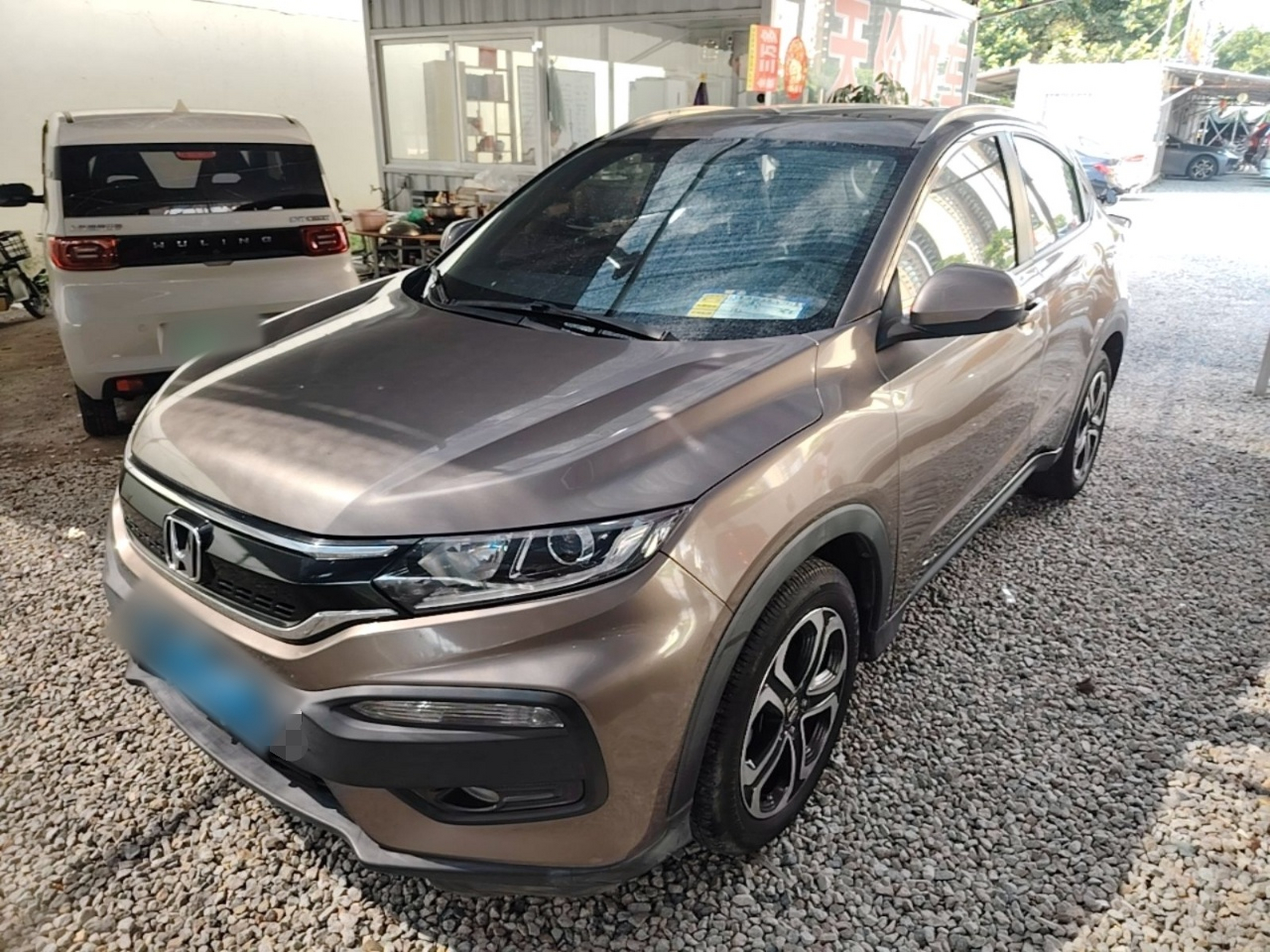 Под передней частью автомобиля