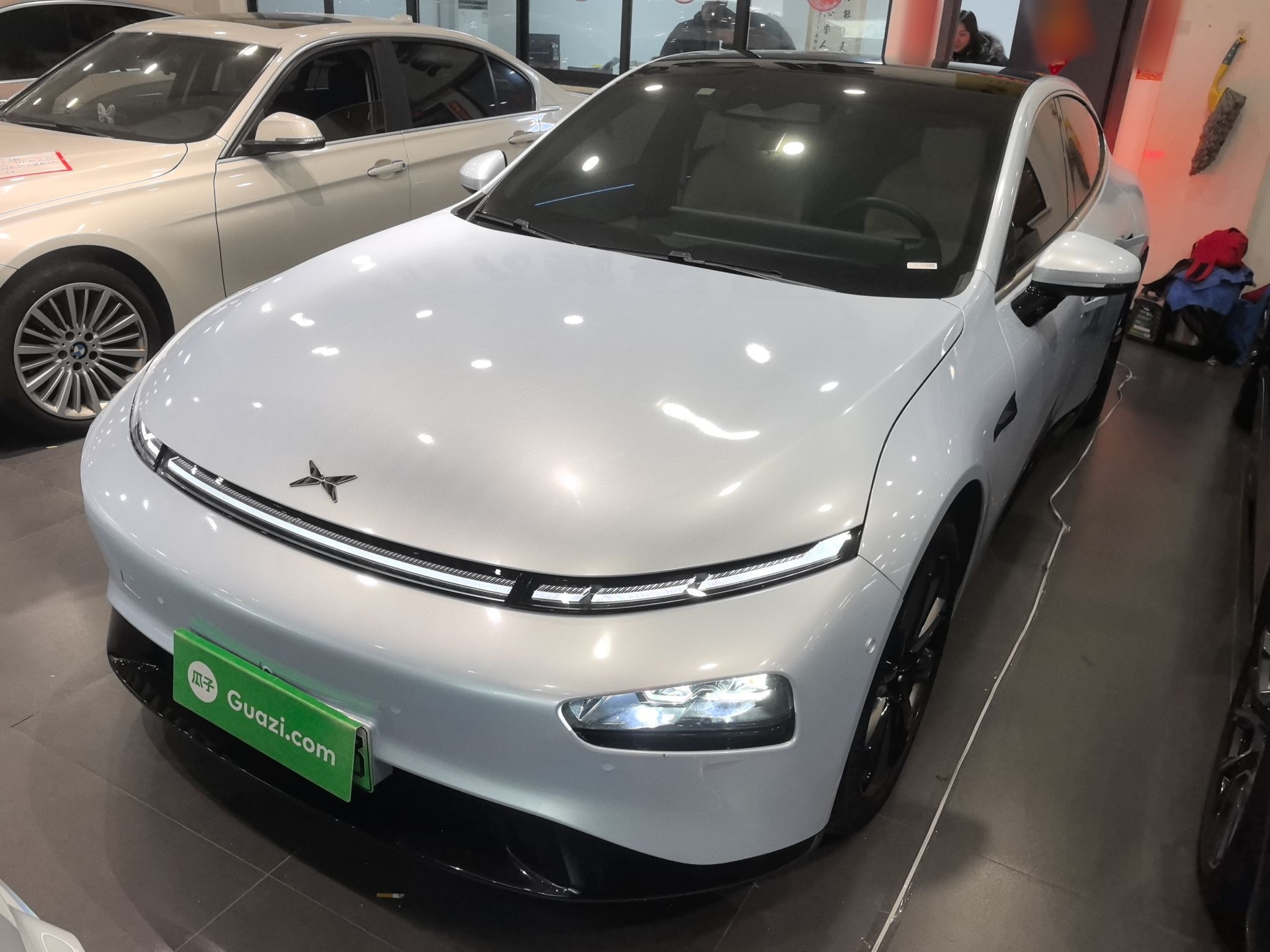 تحت مقدمة السيارة