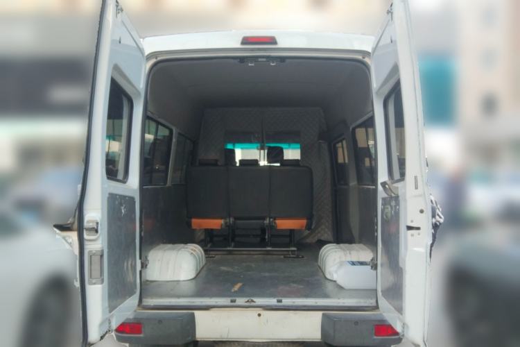 Used Iveco Daily 2021 2.5T A35 M1 Passenger Van 5-9 Seater Short Wheelbase Mid-Roof Design Dual Tires Manual Doors