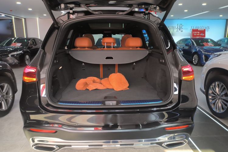 Used Mercedes-Benz GLC 2023 Facelift GLC 260 L 4MATIC Dynamic Version 5 Seats Trunk