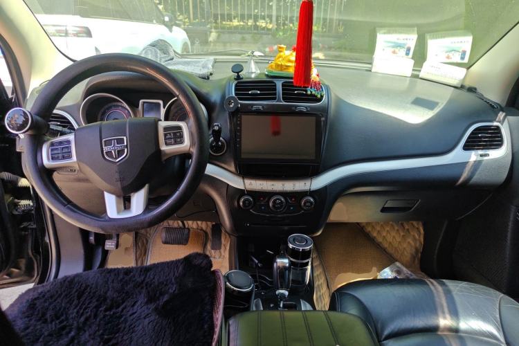 Used Dodge Journey 2013 2.4L Two-Wheel Drive Luxury Version Center Console