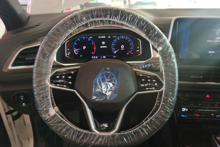 Used Volkswagen T-ROC 2025 Facelift Model 2 300TSI DSG Two-Wheel Drive Chenguang Edition
