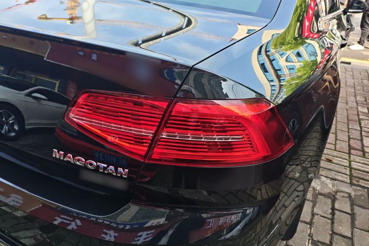 Used Volkswagen Magotan 2019 330TSI DSG Leading Edition China V Standard Right Rear Taillight