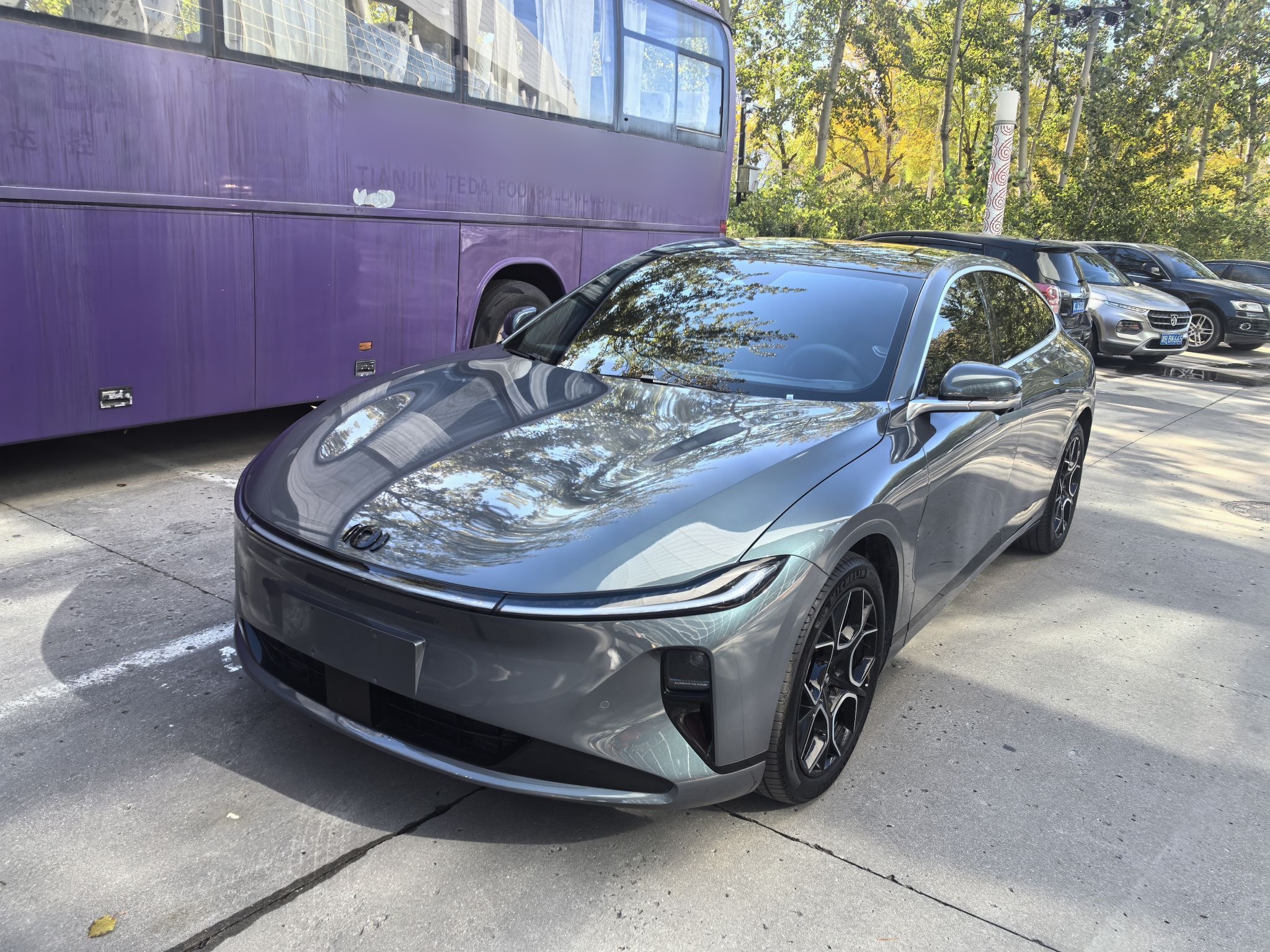 Под передней частью автомобиля