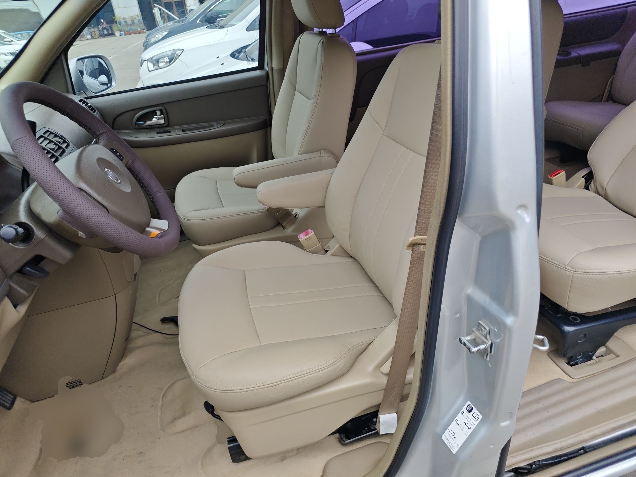 Переднее сиденье в автомобиле