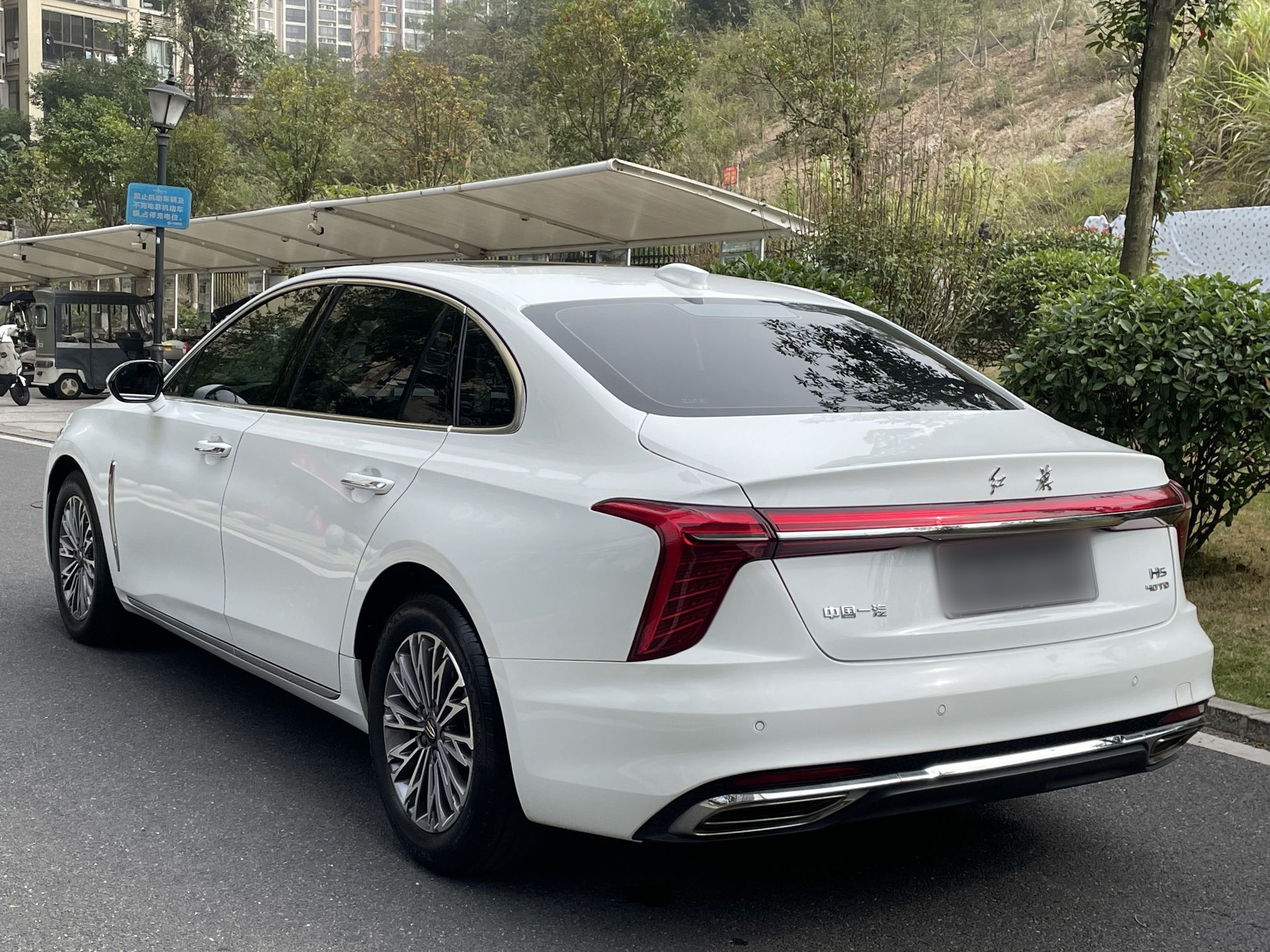 Hongqi H5 2023 2.0T Automatic Smart Connect Flagship Edition - Chinese Trim Xiang — снимка 4