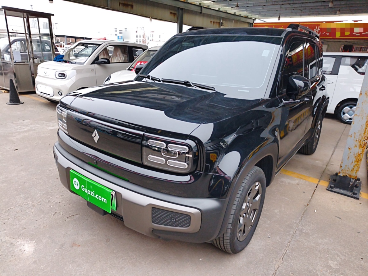 تحت مقدمة السيارة