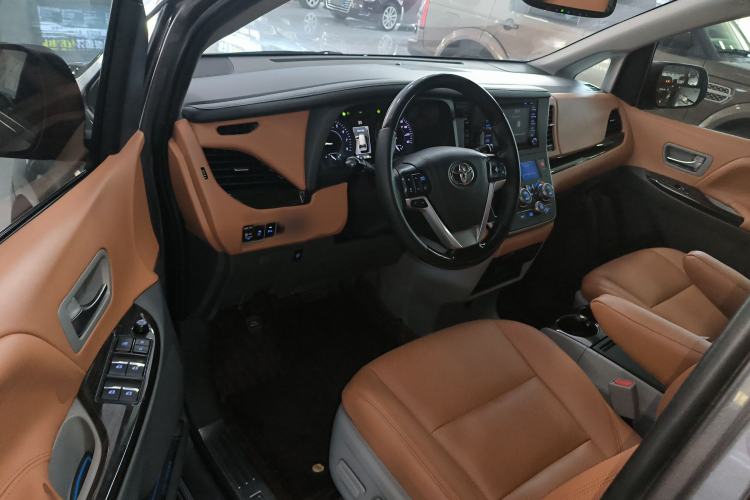 Used Toyota Sienna 2019 3.5L Two-Wheel Drive LE Trim 7 Seats U.S. Specification