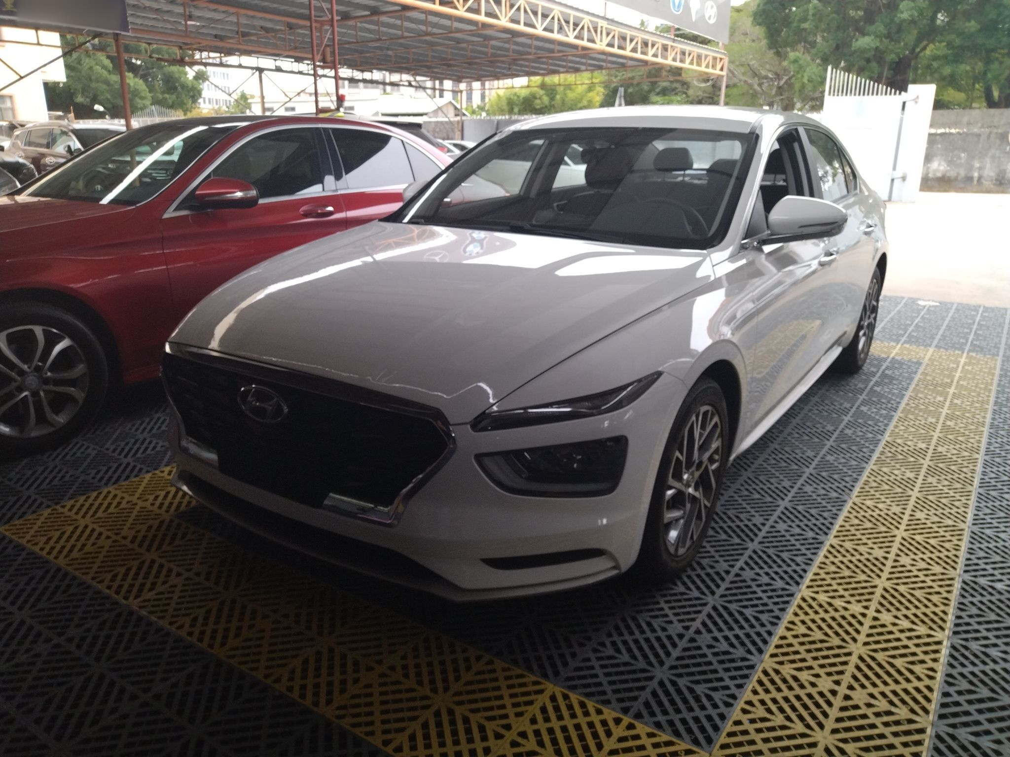 تحت مقدمة السيارة