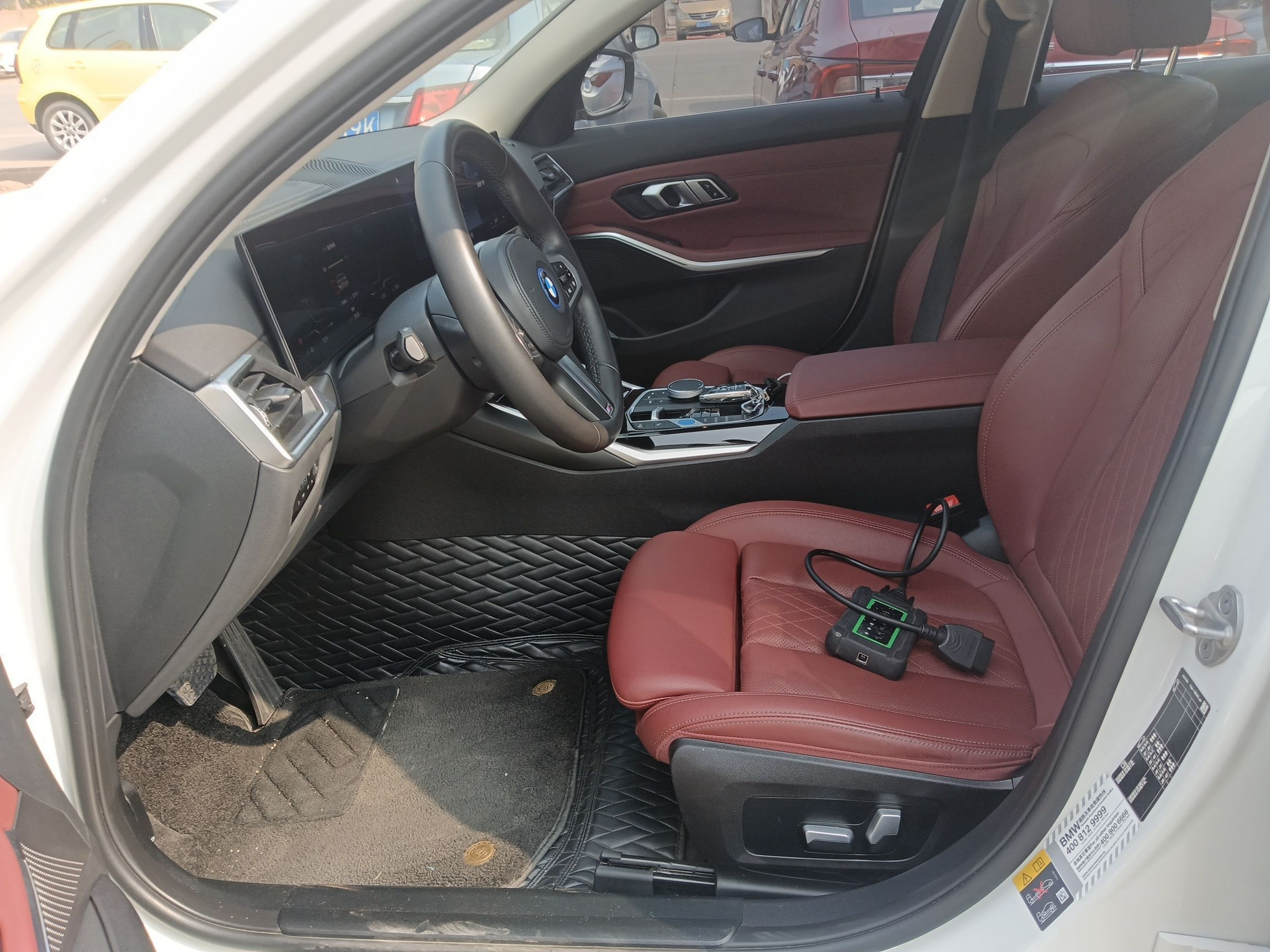 المقاعد الأمامية داخل السيارة