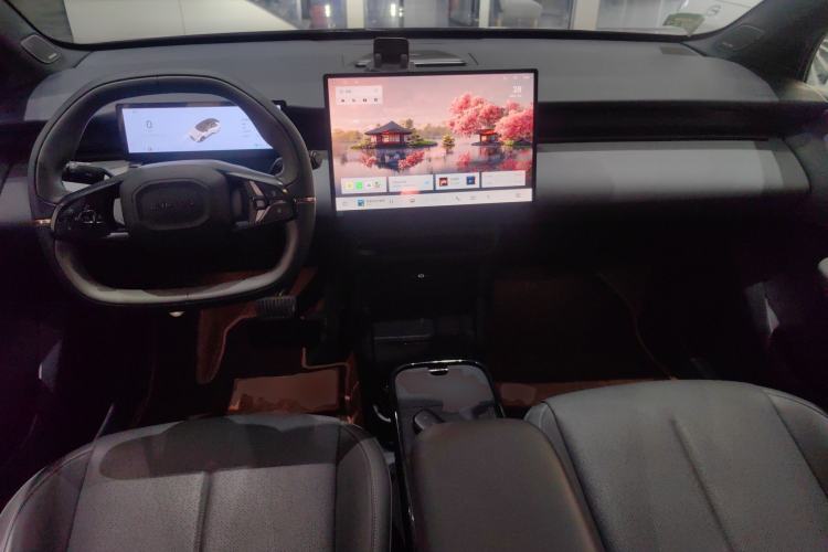 Used Lynk & Co Z20 2025 530 km Range Rear-Wheel Drive Pro Center Console