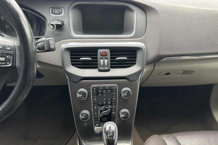 Used Volvo V40 2014 2.0T Zhiya Edition
