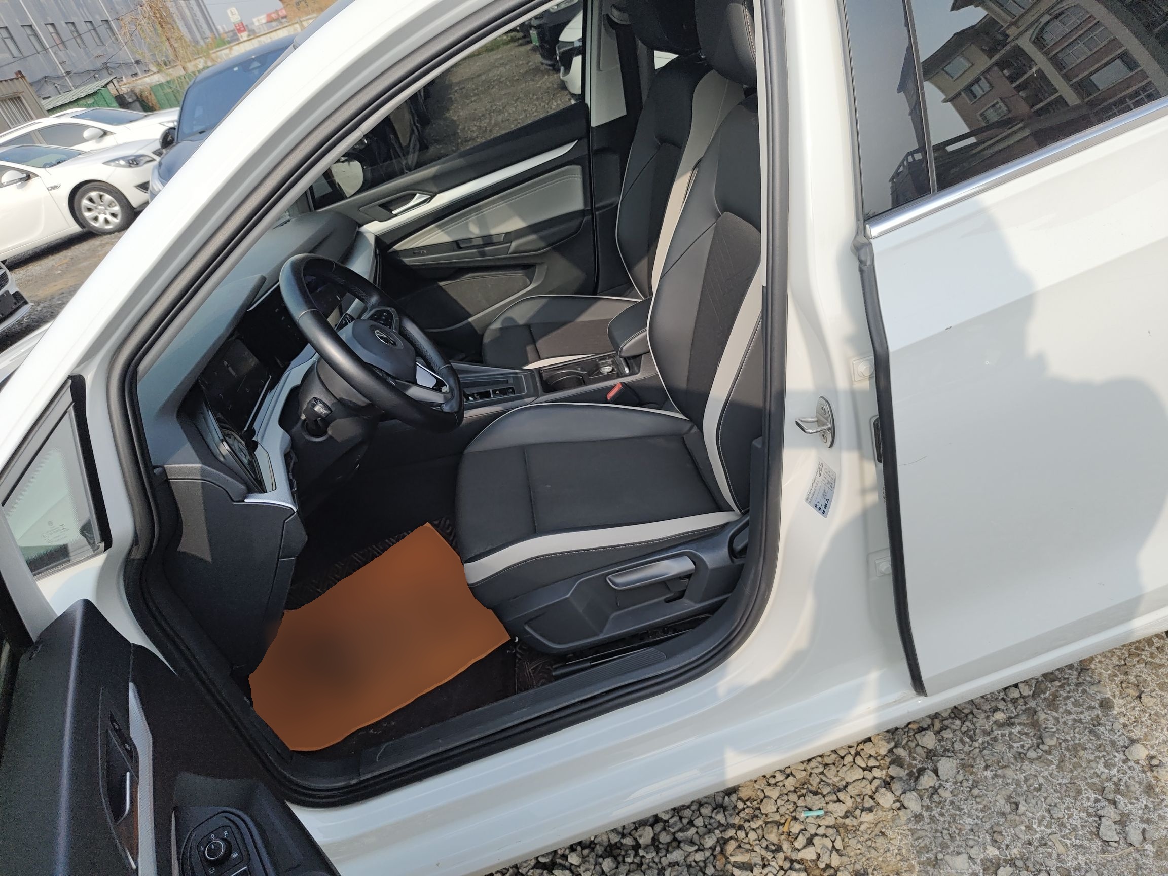 Переднее сиденье в автомобиле