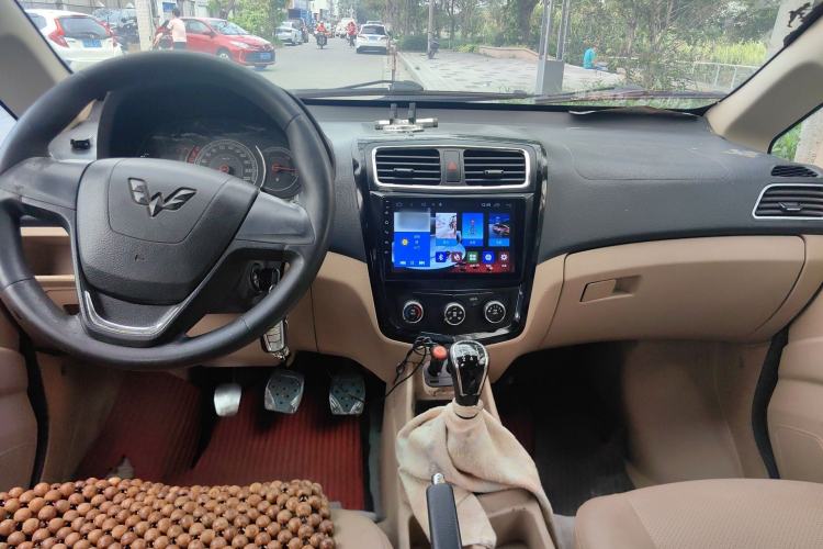 Used Wuling Zhengcheng 2015 1.8L Luxury Model LJ479QE2 Center Console