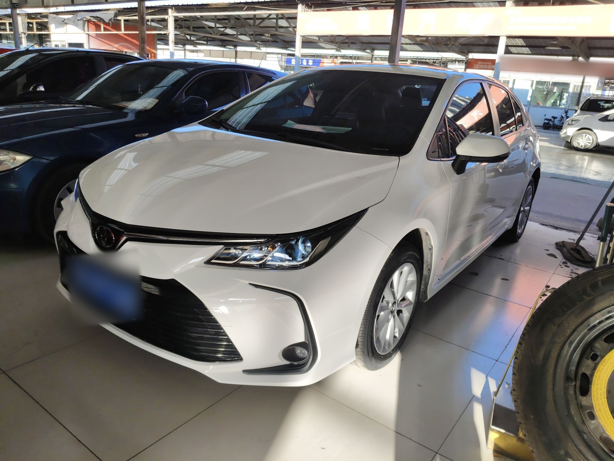 تحت مقدمة السيارة