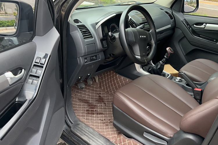 Used Isuzu D-MAX 2018 2.5T Four-Wheel Drive Base Version JE4D25Q5A
