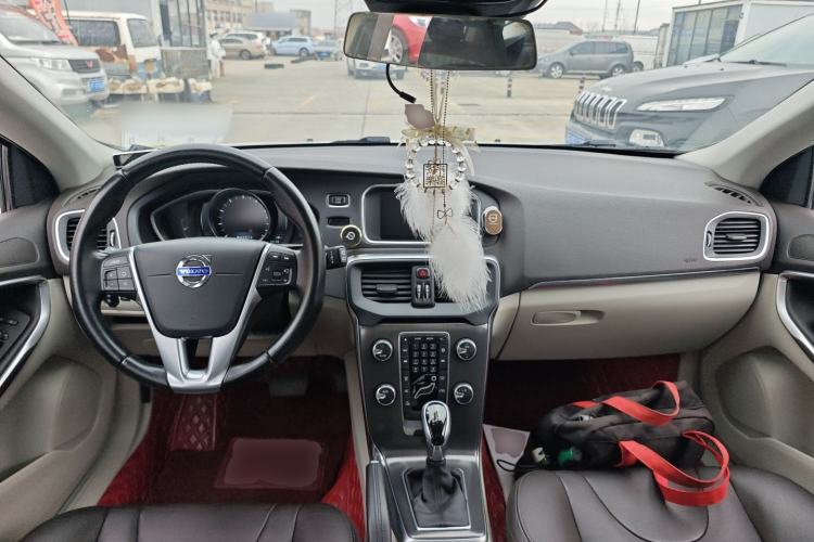 Used Volvo V40 2015 1.6T Zhiyi Edition

