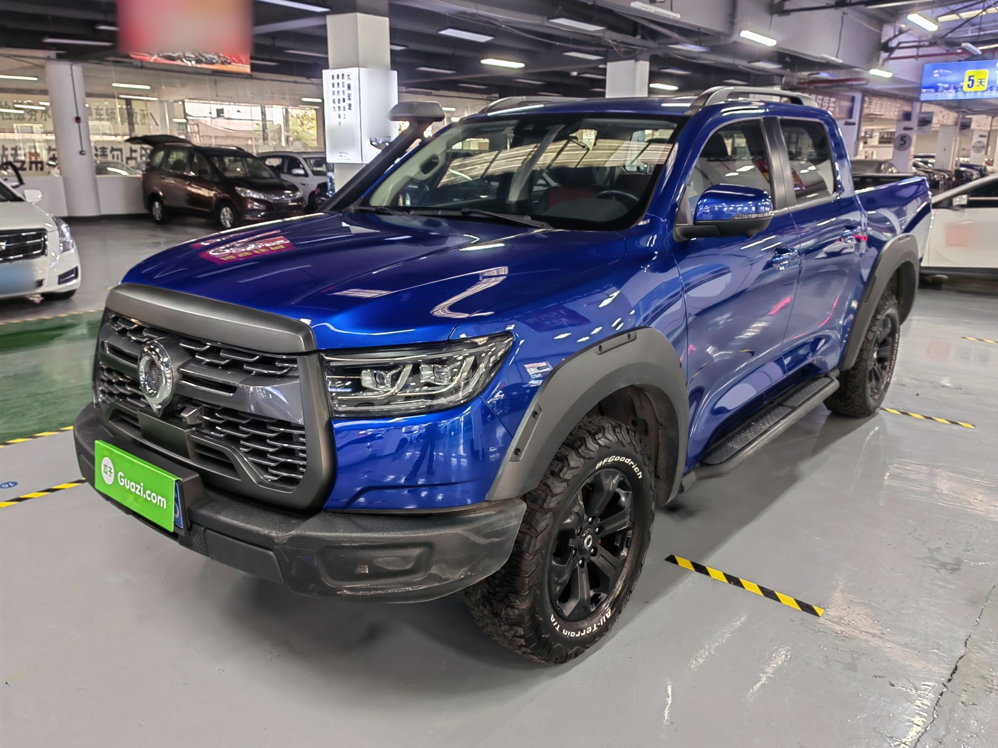 تحت مقدمة السيارة