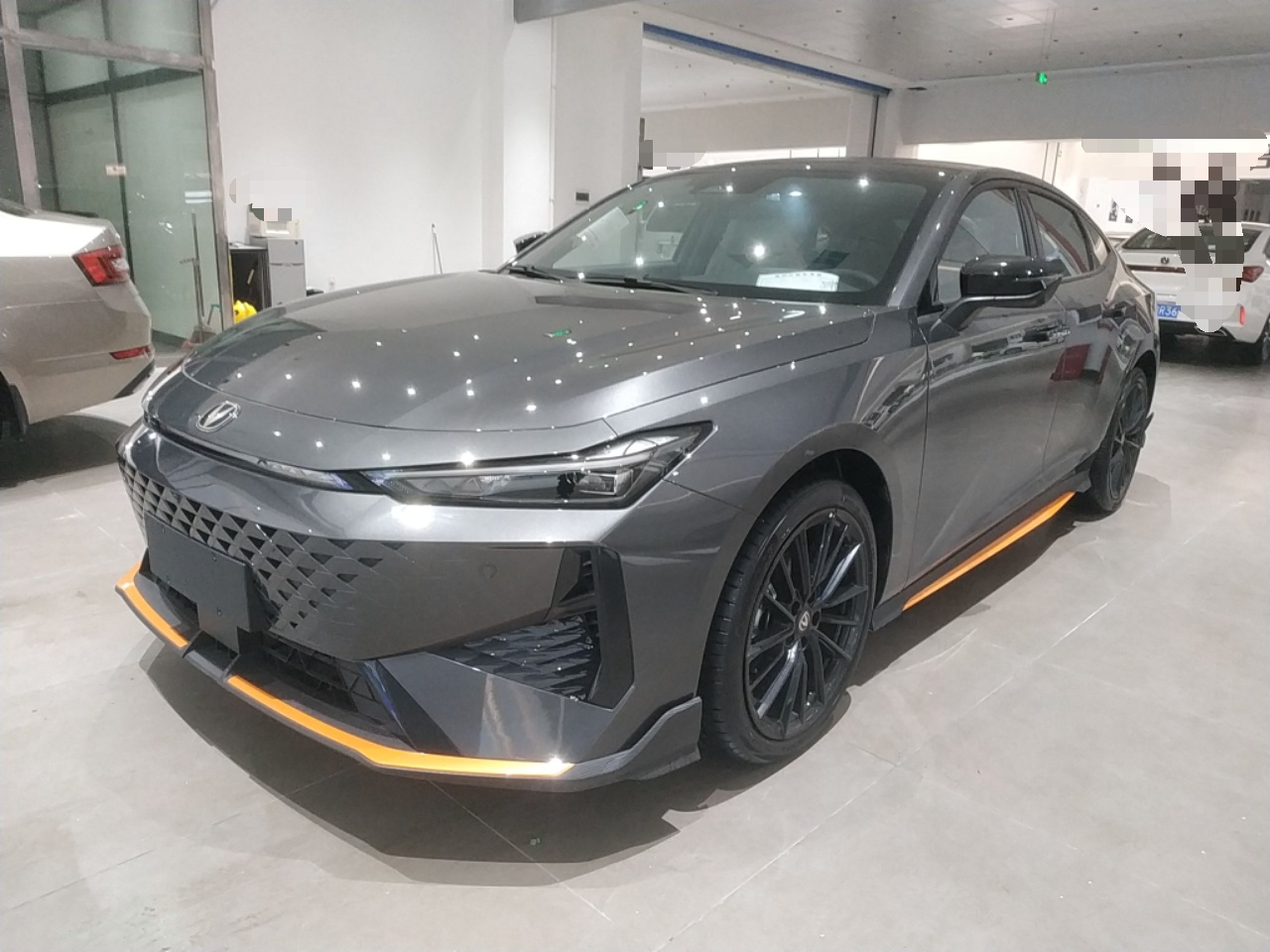 Под передней частью автомобиля