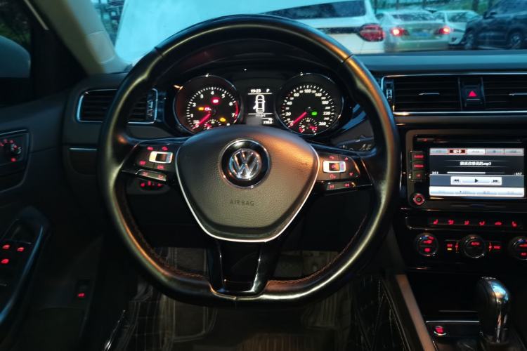 Used Volkswagen Sagitar 2015 230TSI Automatic Luxury Model Steering Wheel